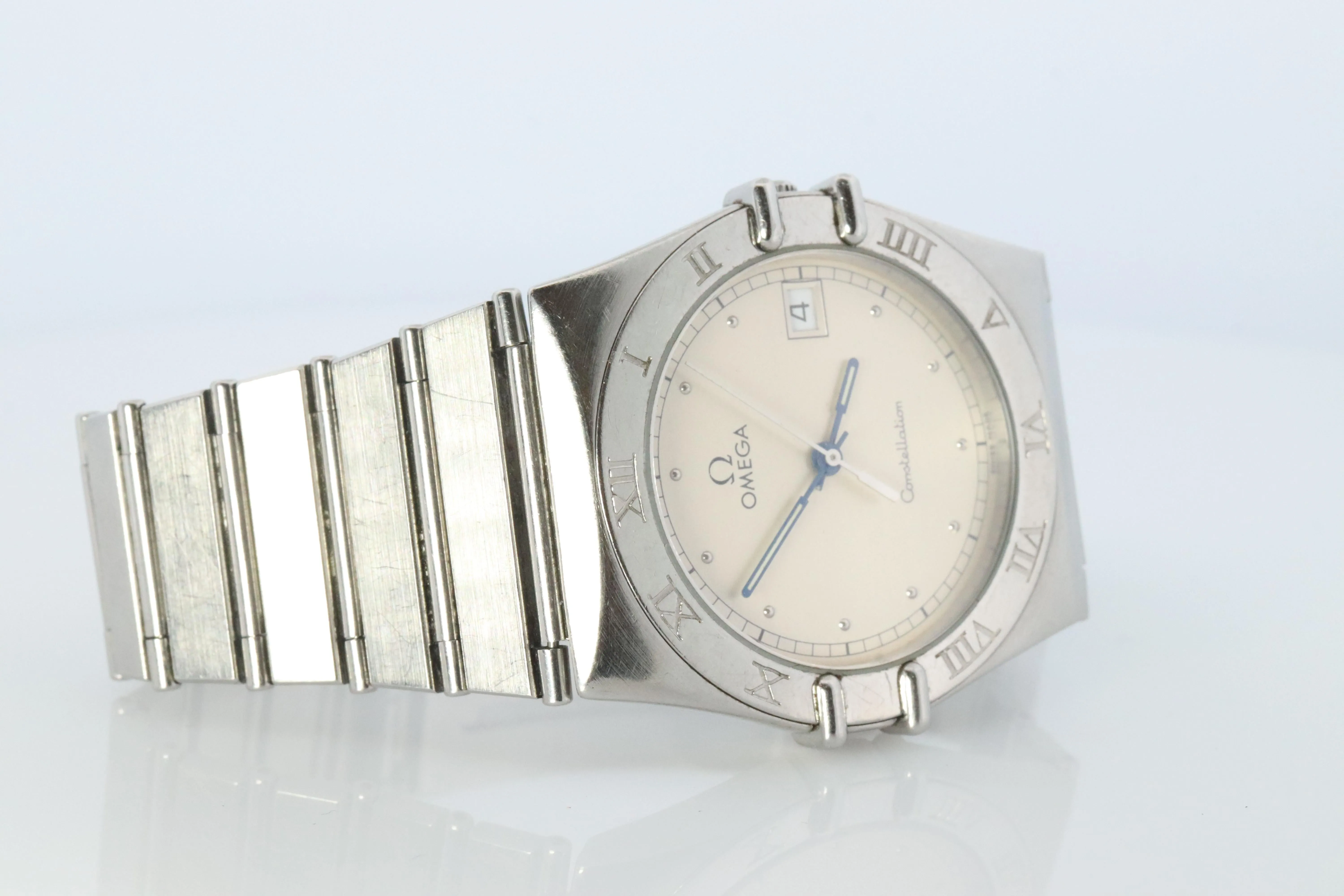 Omega Watch.  Omega Constellation Quartz 1448 Date Wristwatch. Mens Omega