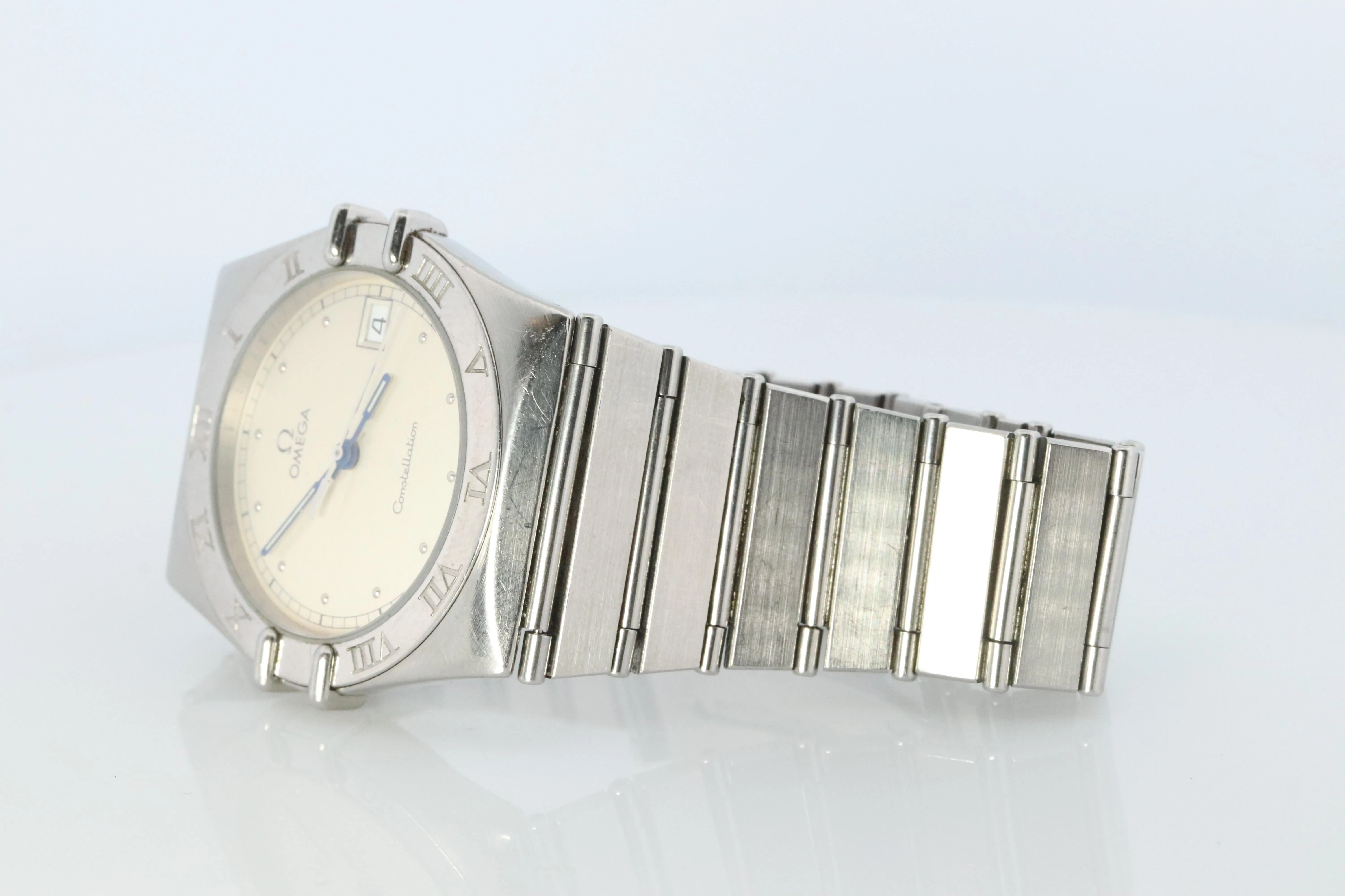 Omega Watch.  Omega Constellation Quartz 1448 Date Wristwatch. Mens Omega