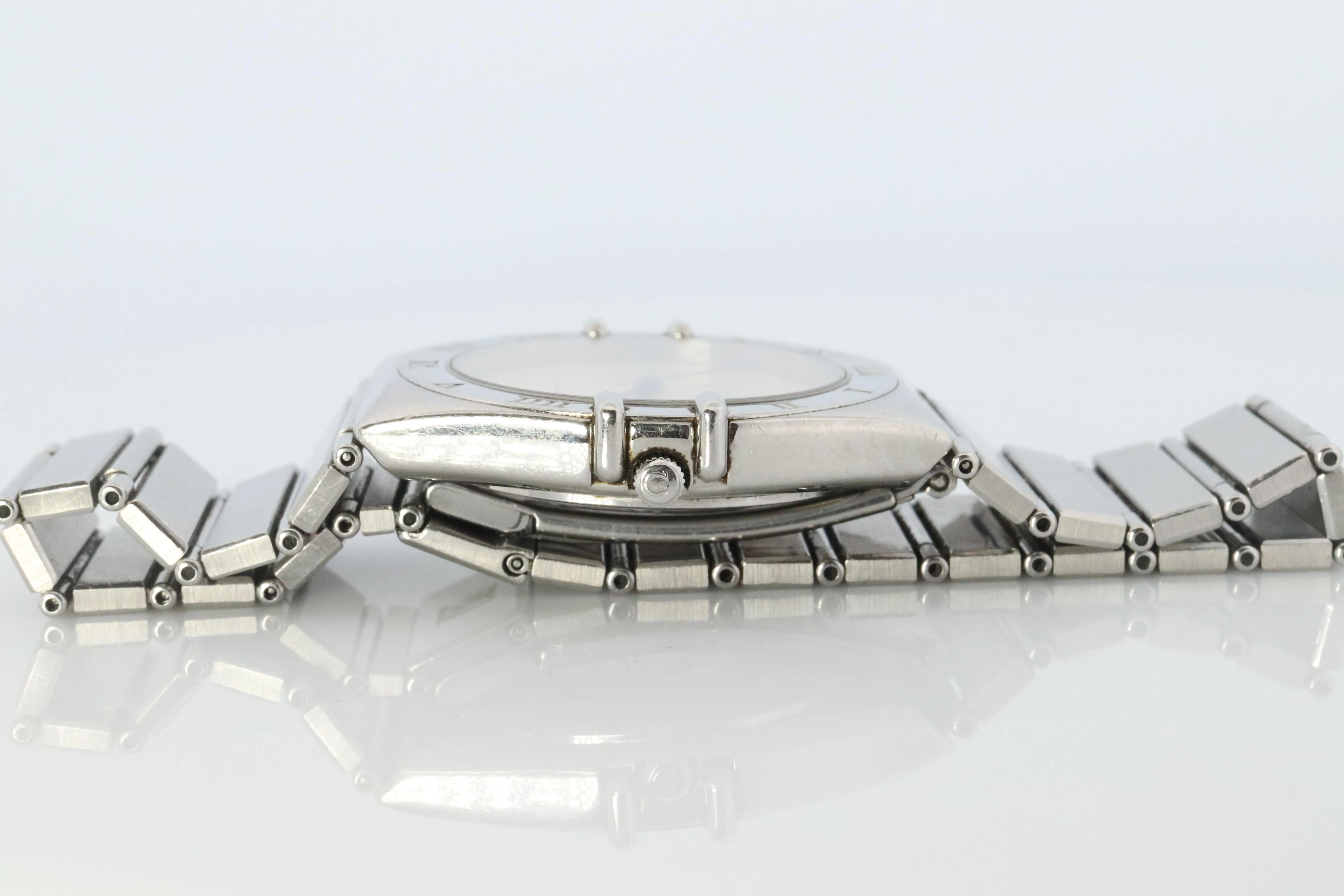 Omega Watch.  Omega Constellation Quartz 1448 Date Wristwatch. Mens Omega