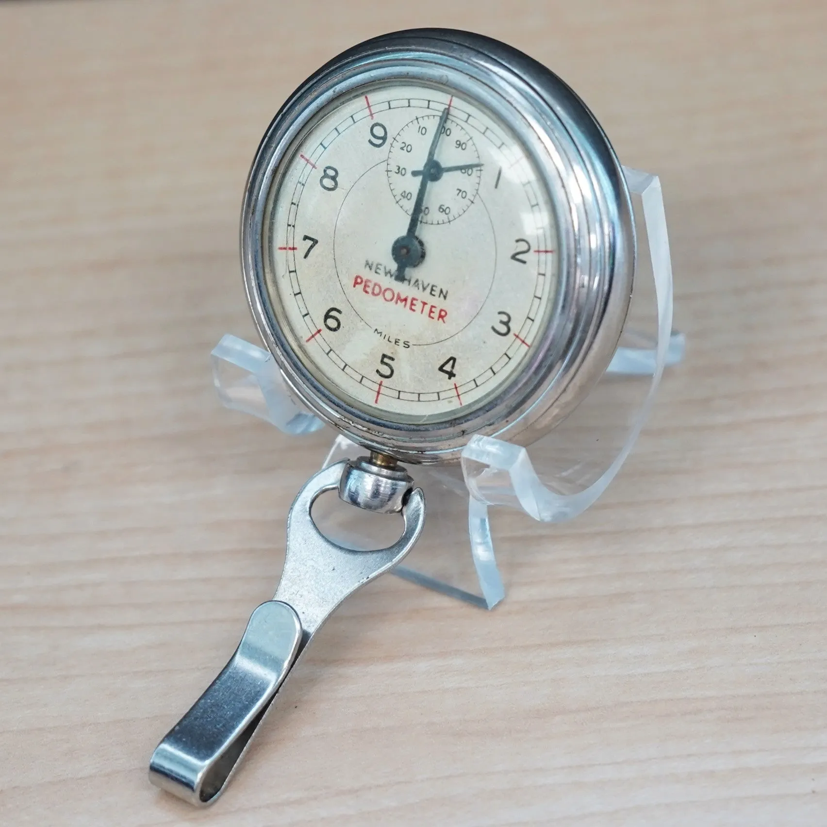 Vintage NEW HEAVEN 100 Miles Pedometer - Silver tone round case w/holder